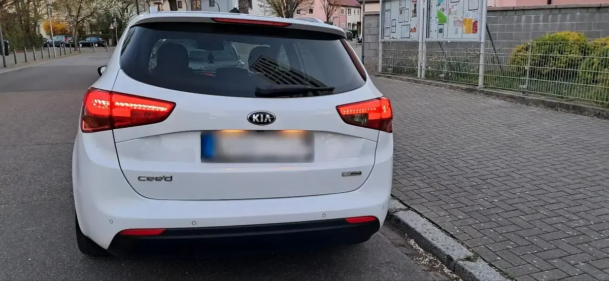 Usado Kia Ceed 130 CV (95 kW) 2015 Andere farben Utilitario