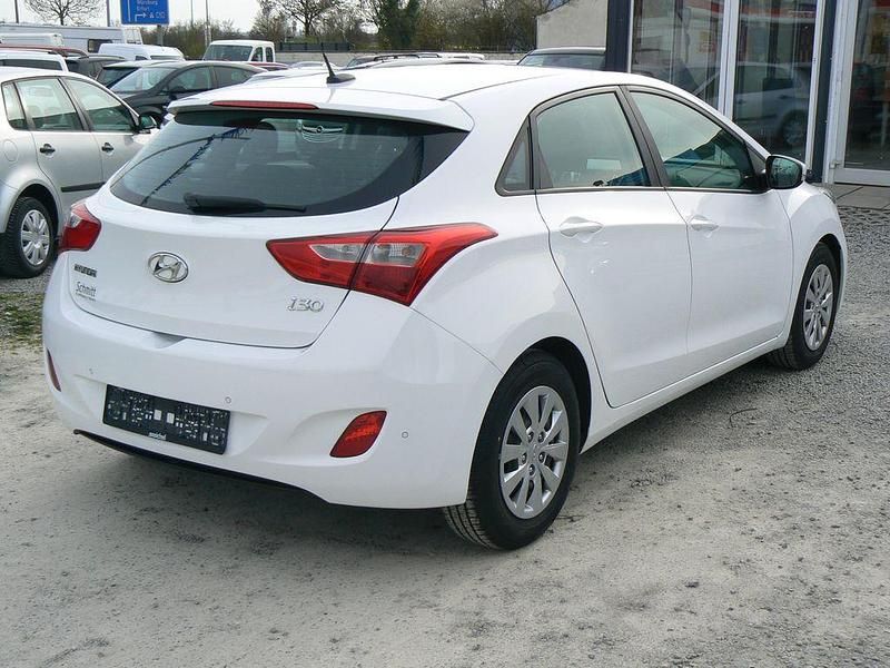 Gebraucht Hyundai i30 Trend 110 PS (80 kW) 2016 Weiß Limousine