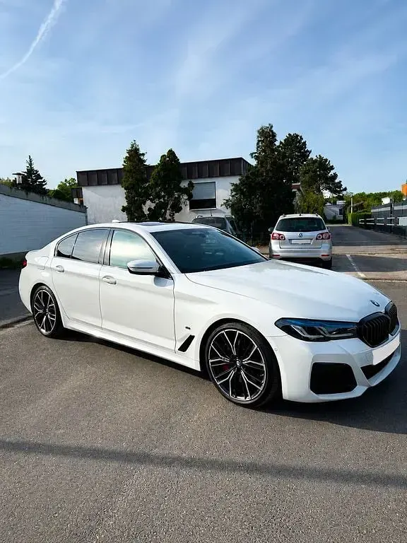 Używany BMW M550 Performance 530 KM (389 kW) 2021 Biały Sedan/Limuzyna