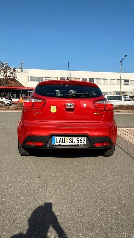 Gebraucht Kia Rio Spirit 109 PS (80 kW) 2011 Rot Limousine