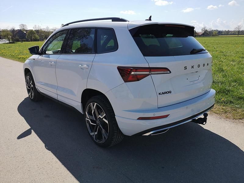 Neu Skoda Karoq SportLine 150 PS (110 kW) 2025 Moonwhite metallic SUV