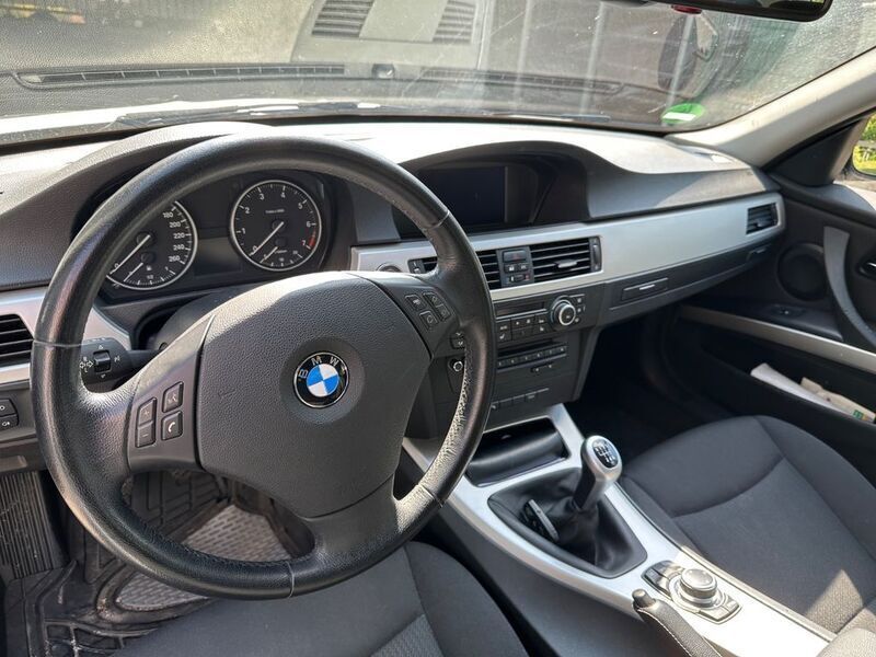 Gebraucht BMW 318 143 PS (105 kW) 2011 Grau Limousine