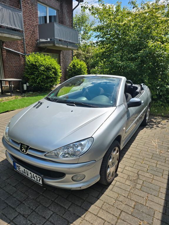 Silber Gebraucht 2004 Peugeot 206 CC Platinum Cabrio | 1.600 € (Guter Preis) - Bild 1/4