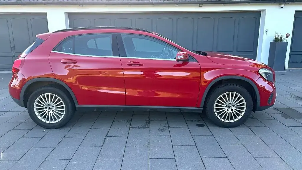 Gebraucht Mercedes GLA180 Style 109 PS (80 kW) 2018 Rot SUV