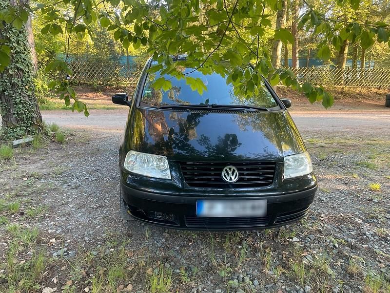 Second-hand VW Sharan 130 CP (95 kW) 2004 Negru Monovolum