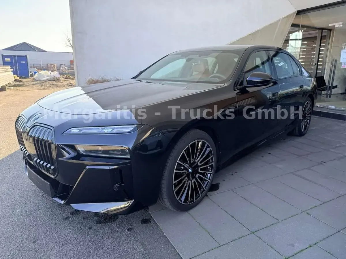 Gebraucht BMW 740 Performance 299 PS (219 kW) 2025 Black sapphire metallic Limousine