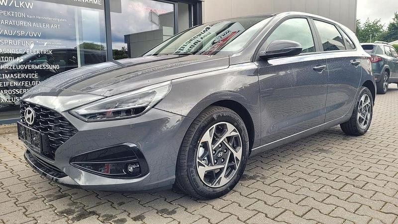 Grau Neu 2025 Hyundai i30 Limousine | 23.940 € (Superpreis) - Bild 1/4