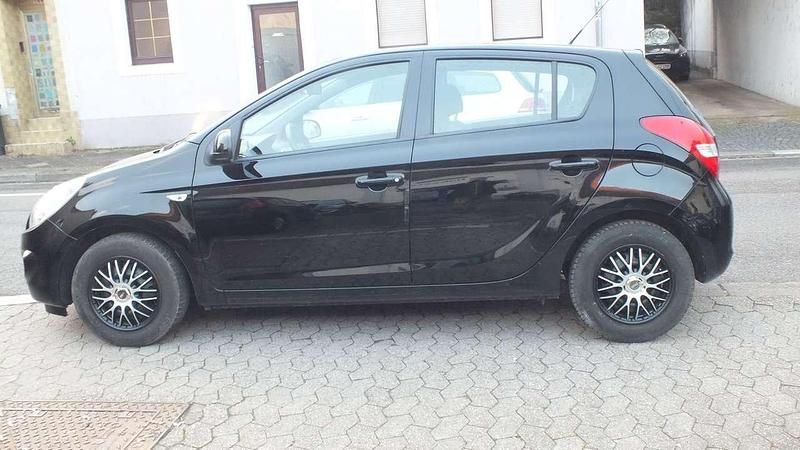 Schwarz Gebraucht 2012 Hyundai i20 Comfort Limousine | 3.900 € (Fairer Preis) - Bild 1/4
