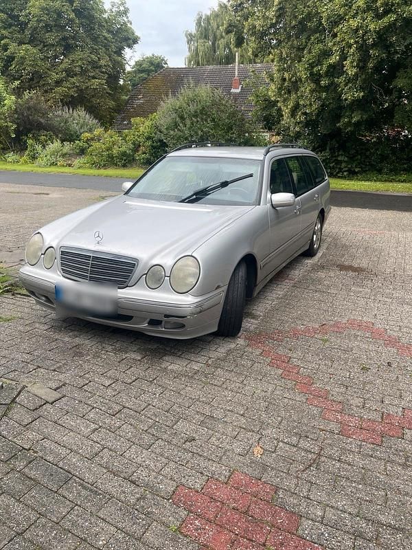 Silber Gebraucht 2003 Mercedes E220 Kombi | 1.890 € (Fairer Preis) - Bild 1/4