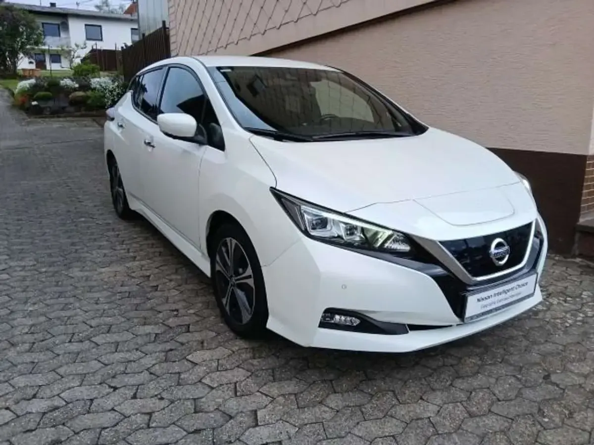 Gebraucht Nissan Leaf 360º 110 kW (150 PS) 2022 Brilliant white (m) Kleinwagen