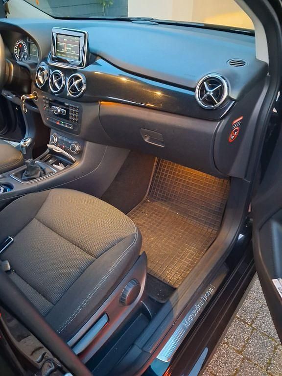 Gebraucht Mercedes B180 Style 122 PS (89 kW) 2015 Schwarz Van / Kleinbus