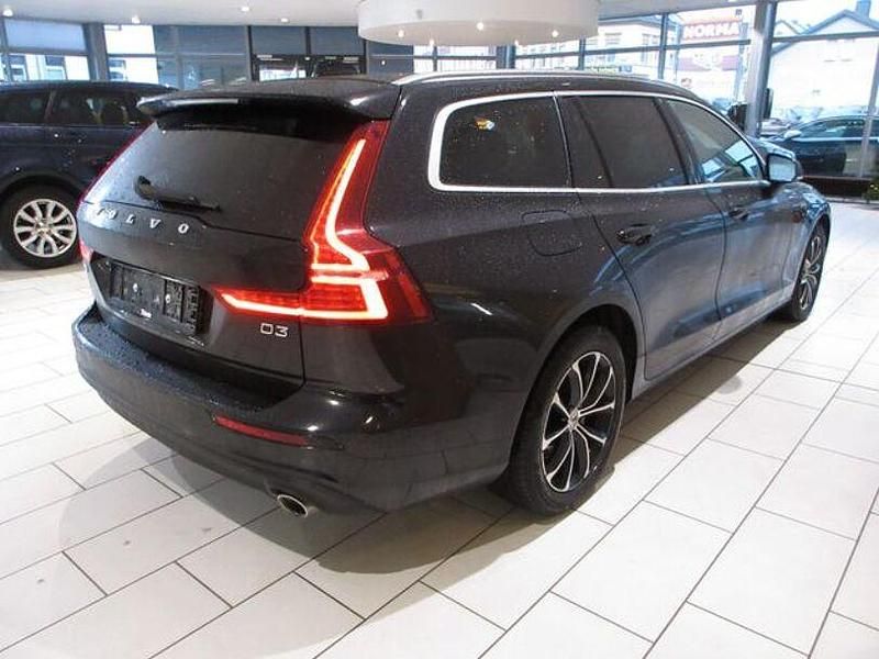 Gebraucht Volvo V60 Momentum 150 PS (110 kW) 2020 Onyx black / metallic Kombi