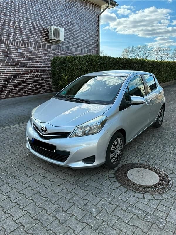 Gebraucht Toyota Yaris 99 PS (72 kW) 2012 Silber Kleinwagen