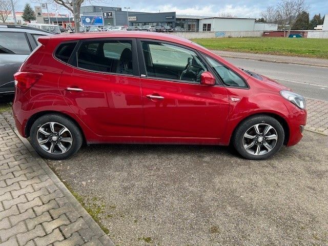 Gebraucht Hyundai ix20 Passion 90 PS (66 kW) 2016 Fiery red / met Kleinwagen