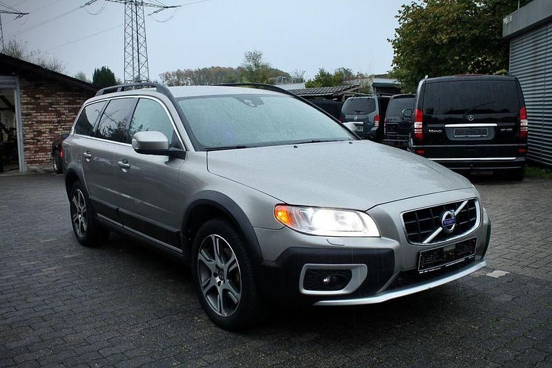 Braun Gebraucht 2012 Volvo XC70 Momentum SUV | 11.900 € (Fairer Preis) - Bild 1/4