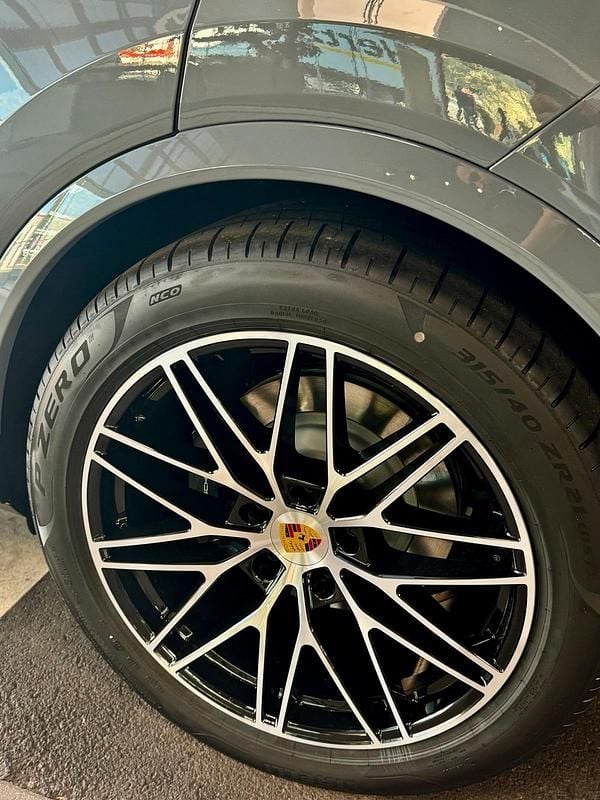 Gebraucht Porsche Cayenne 470 PS (345 kW) 2024 Grau SUV