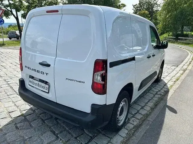 Gebraucht Peugeot Partner Premium 102 PS (75 kW) 2025 Andere Van / Kleinbus