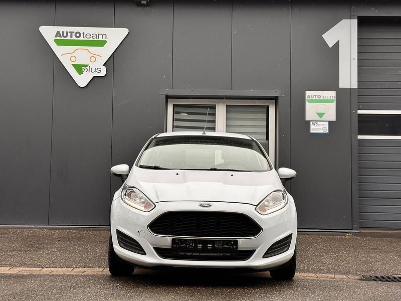 Gebraucht Ford Fiesta Trend 101 PS (74 kW) 2016 Weiß Kleinwagen