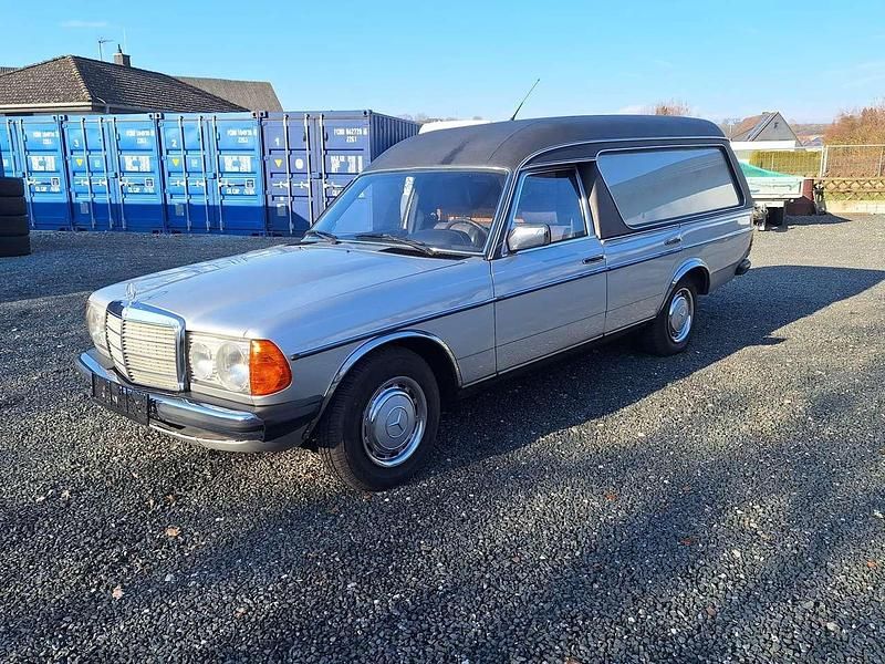 Arktissilber Gebraucht 1980 Mercedes 250 Kombi | 8.500 € - Bild 1/4