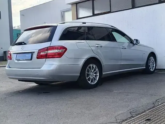 Gebraucht Mercedes E250 Avantgarde 204 PS (150 kW) 2010 Silber Limousine