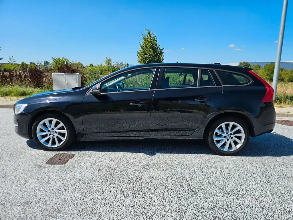 Gebraucht Volvo V60 Business Edition 136 PS (100 kW) 2015 Schwarz Kombi