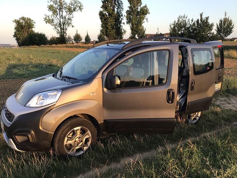 Grau Gebraucht 2022 Fiat Fiorino Trekking Van / Kleinbus | 13.990 € (Fairer Preis) - Bild 1/4