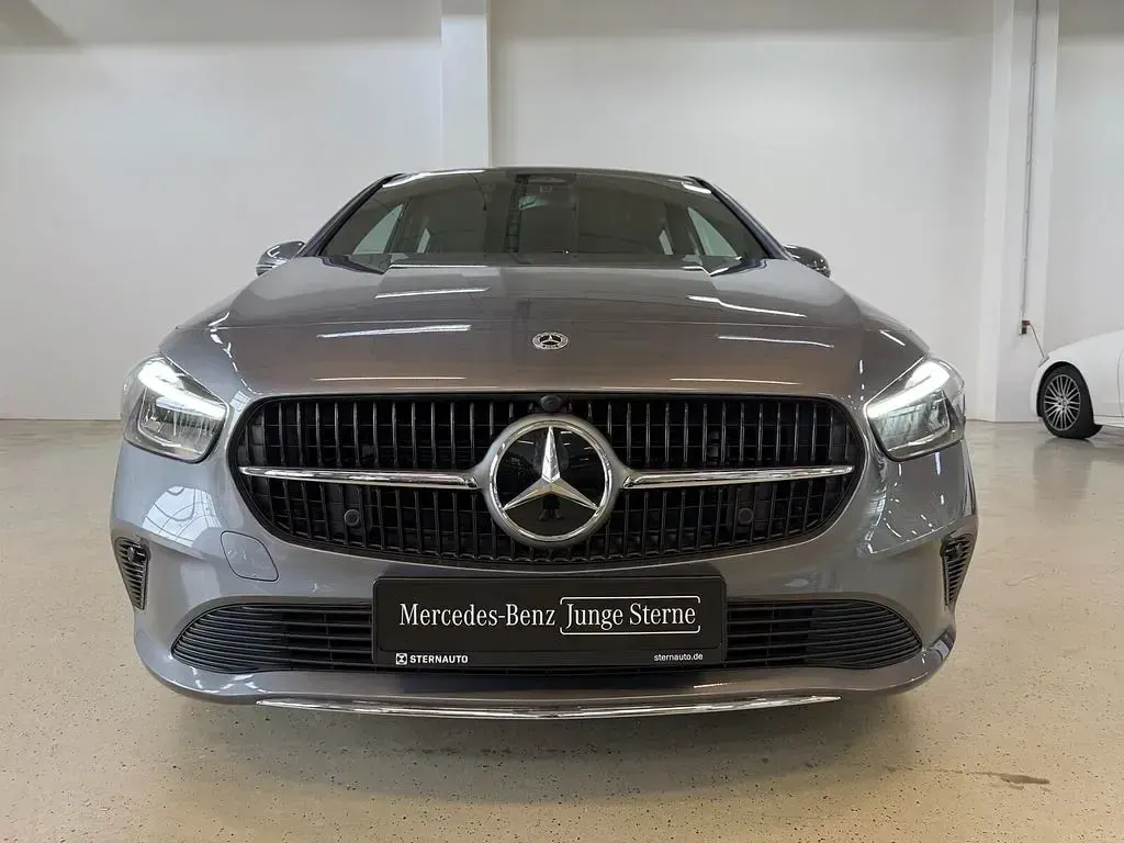 Gebraucht Mercedes B180 Progressive 136 PS (100 kW) 2024 Metalliclack mountaingrau Kleinwagen