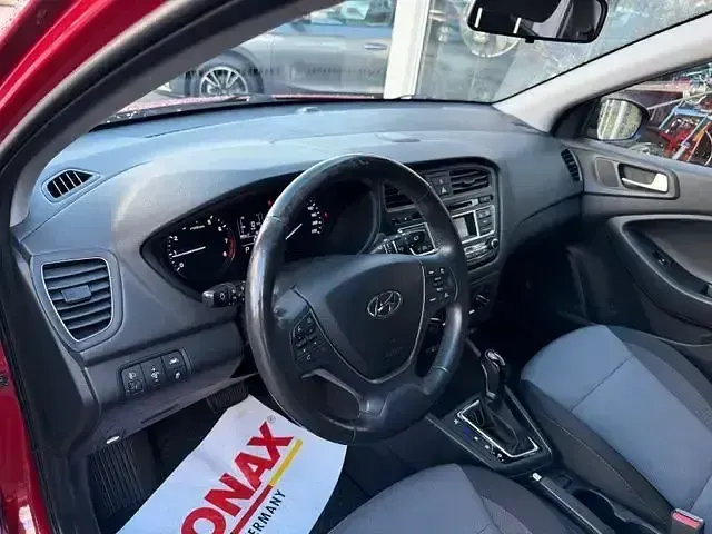 Gebraucht Hyundai i20 101 PS (74 kW) 2016 Rot Kleinwagen