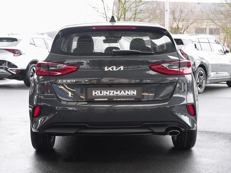 Neu Kia Ceed Comfort 140 PS (102 kW) 2026 Grau pentametal metallic Kleinwagen