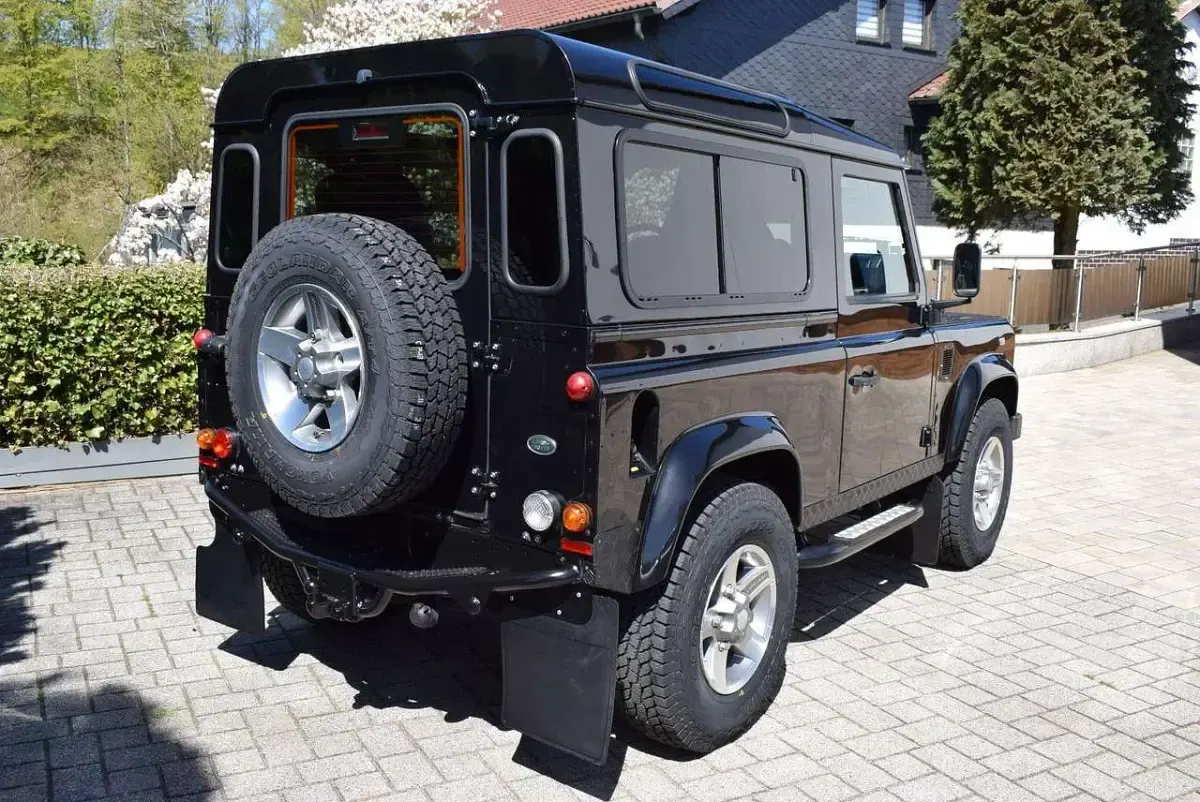 Gebraucht Land Rover Defender 122 PS (89 kW) 2016 Santorini black SUV