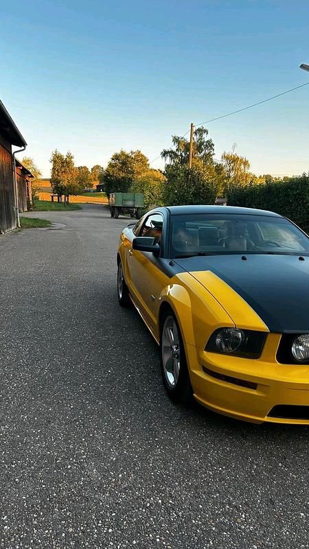 Gebraucht Ford Mustang GT 305 PS (224 kW) 2005 Gelb Coupé