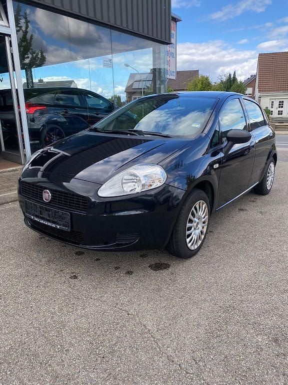 Schwarz Gebraucht 2013 Fiat Punto Pop Limousine | 3.900 € (Fairer Preis) - Bild 1/4