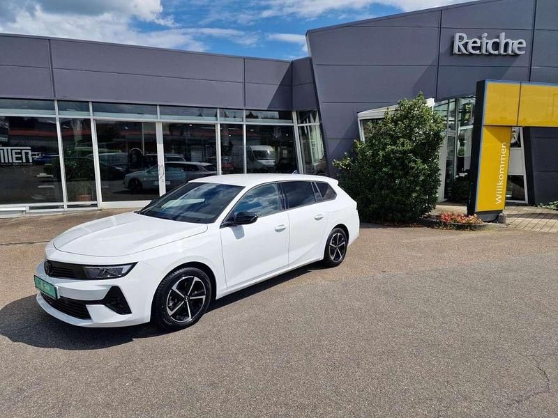 Arktisweiss (weiß) Gebraucht 2024 Opel Astra Kombi | 23.390 € (Fairer Preis) - Bild 1/4