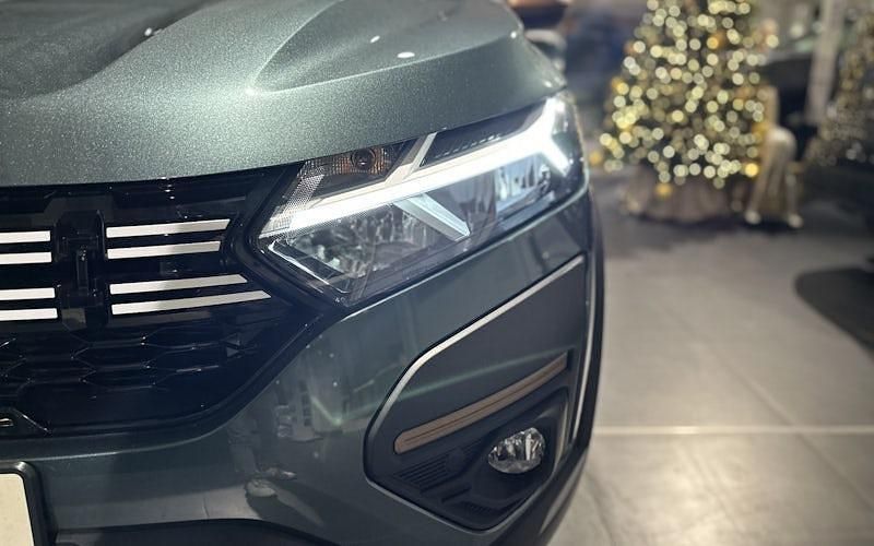 Neu Dacia Jogger Extreme 110 PS (80 kW) 2025 Grün Van / Kleinbus