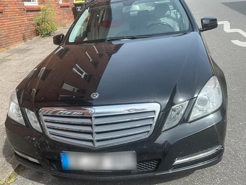 Schwarz Gebraucht 2011 Mercedes E220 Kombi | 5.200 € (Superpreis) - Bild 1/4