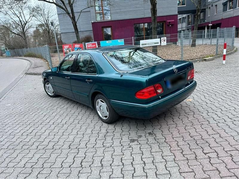 Gebraucht Mercedes E230 150 PS (110 kW) 1995 Grün Limousine