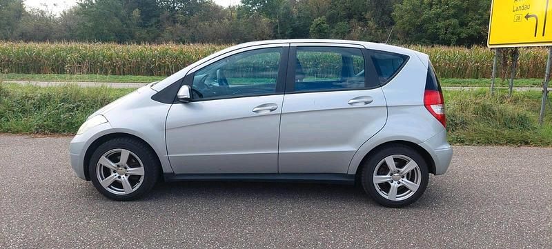 Gebraucht Mercedes A180 110 PS (80 kW) 2011 Silber Kleinwagen