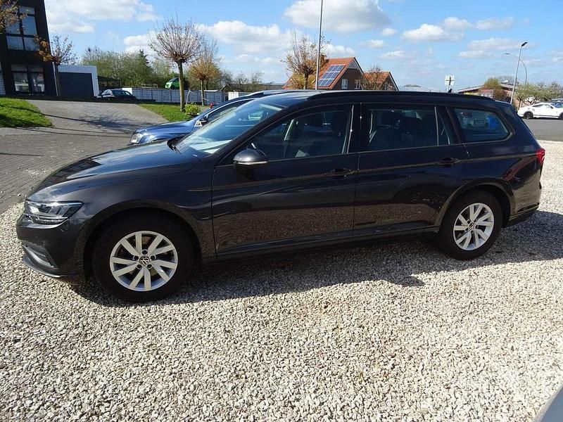 Gebraucht VW Passat Basis 150 PS (110 kW) 2023 Grau Kombi
