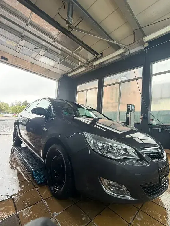 Gebraucht Opel Astra Edition 116 PS (85 kW) 2010 Grau Limousine