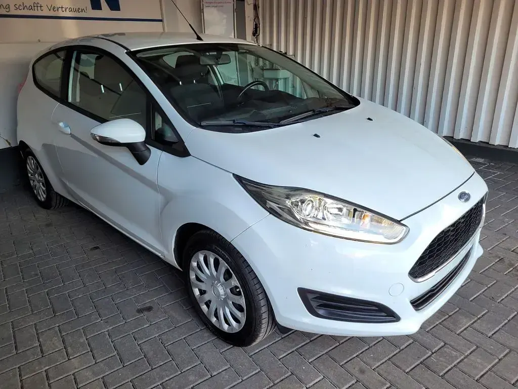 Gebraucht Ford Fiesta Trend 60 PS (44 kW) 2017 Weiß Kleinwagen
