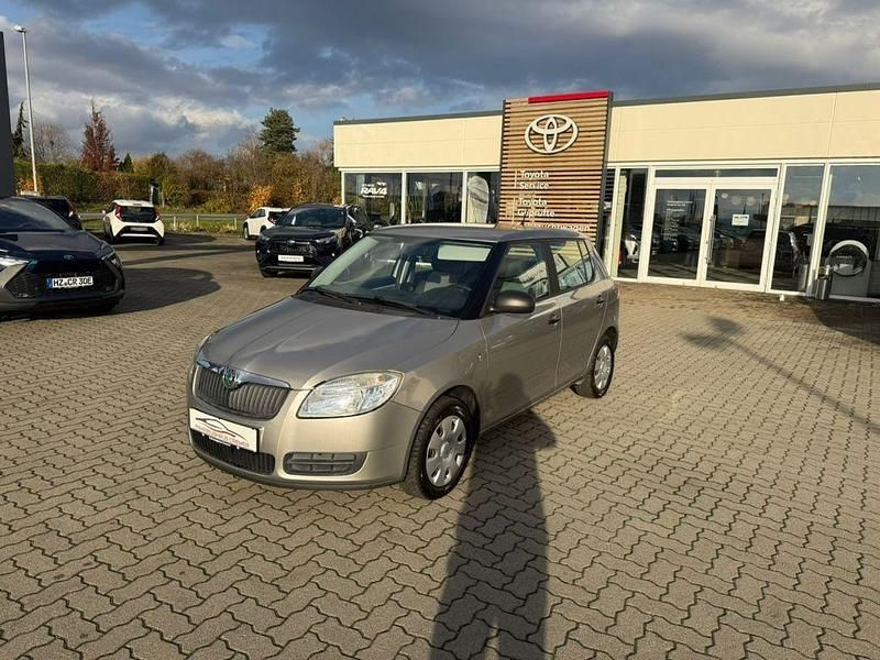 Grau Gebraucht 2010 Skoda Fabia Limousine | 3.950 € (Fairer Preis) - Bild 1/4