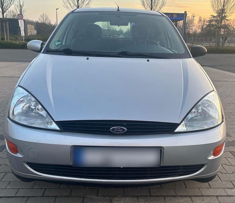 Używany Ford Focus Ambiente 75 KM (55 kW) 2001 Srebrny Sedan/Limuzyna