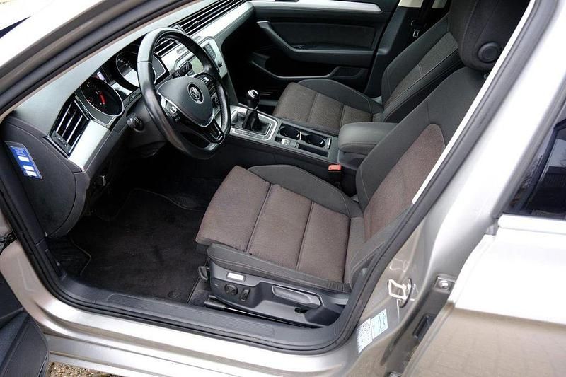 Gebraucht VW Passat 120 PS (88 kW) 2016 Grau Kombi