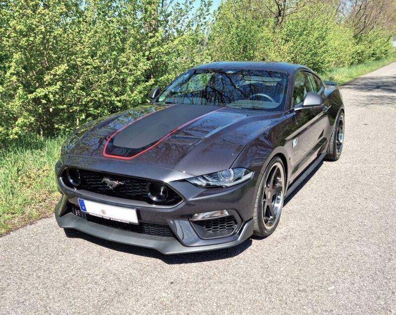 Dark matter grey metallic mit design streifen in schwarz/rot Gebraucht 2023 Ford Mustang Mach 1 | 54.490 € (Guter Preis) - Bild 1/4