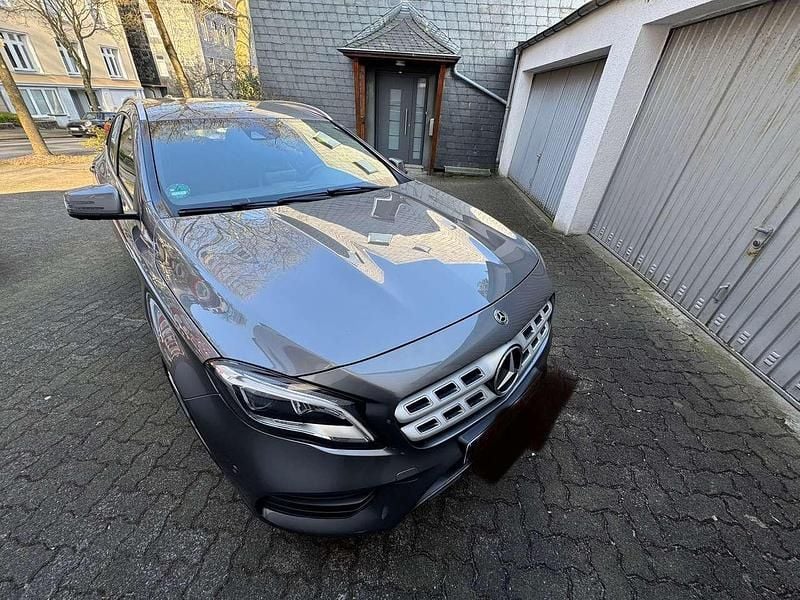 Grau Gebraucht 2019 Mercedes GLA200 SUV | 18.000 € (Guter Preis) - Bild 1/4