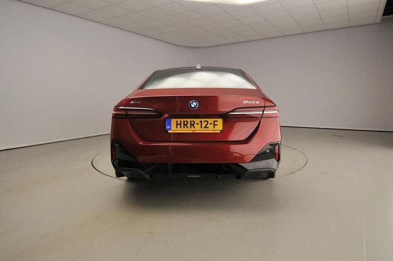 Gebraucht BMW 550e M Sport 489 PS (359 kW) 2025 Rot Limousine