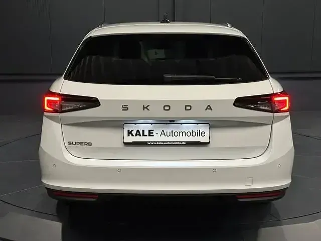 Gebraucht Skoda Superb Selection 150 PS (110 kW) 2024 Purity weiss Kombi