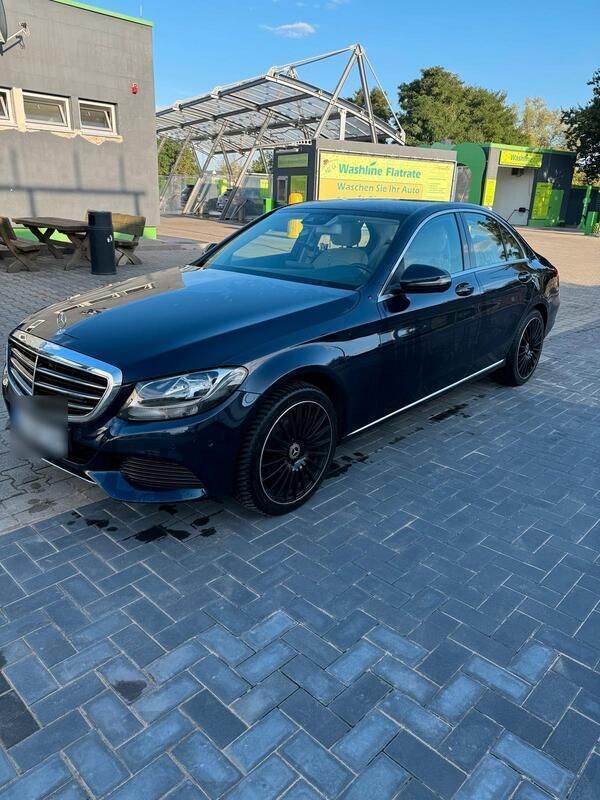 Schwarz Gebraucht 2015 Mercedes 180 Limousine | 19.500 € - Bild 1/4