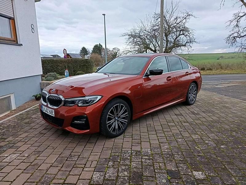 Orange Gebraucht 2020 BMW 330e M Sport Limousine | 31.000 € (Fairer Preis) - Bild 1/4