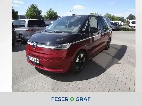 Deep black perleffekt/ fortanarot metallic Gebraucht 2025 VW Multivan Van / Kleinbus | 76.490 € - Bild 1/4